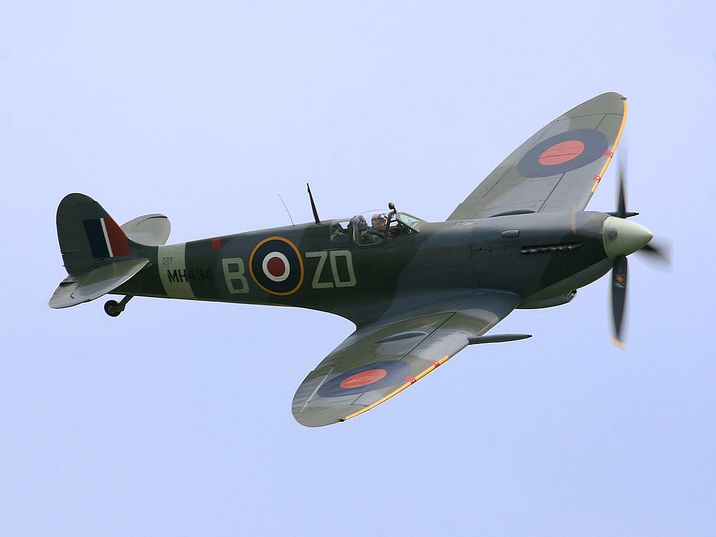 Spitfire LF Mk IX, MH434, flown by Ray Hanna in 2005. This aircraft shot down a Fw 190 in 1943 while serving with 222 Squadron RAF.