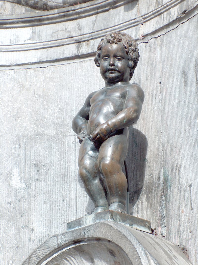 STATUE URINATING