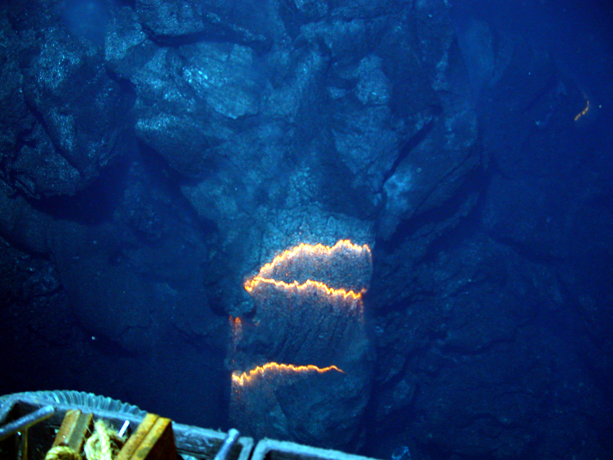 Для жизни на больших глубинах. Подводный вулкан Западная мата. Вулкан Марсили подводный. Подводный вулкан Кавио барат. Океаны. Глубина.