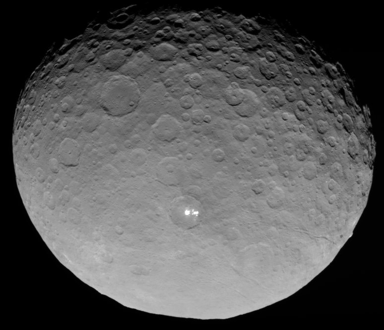 The dwarf planet Ceres photographed by the Dawn spacecraft