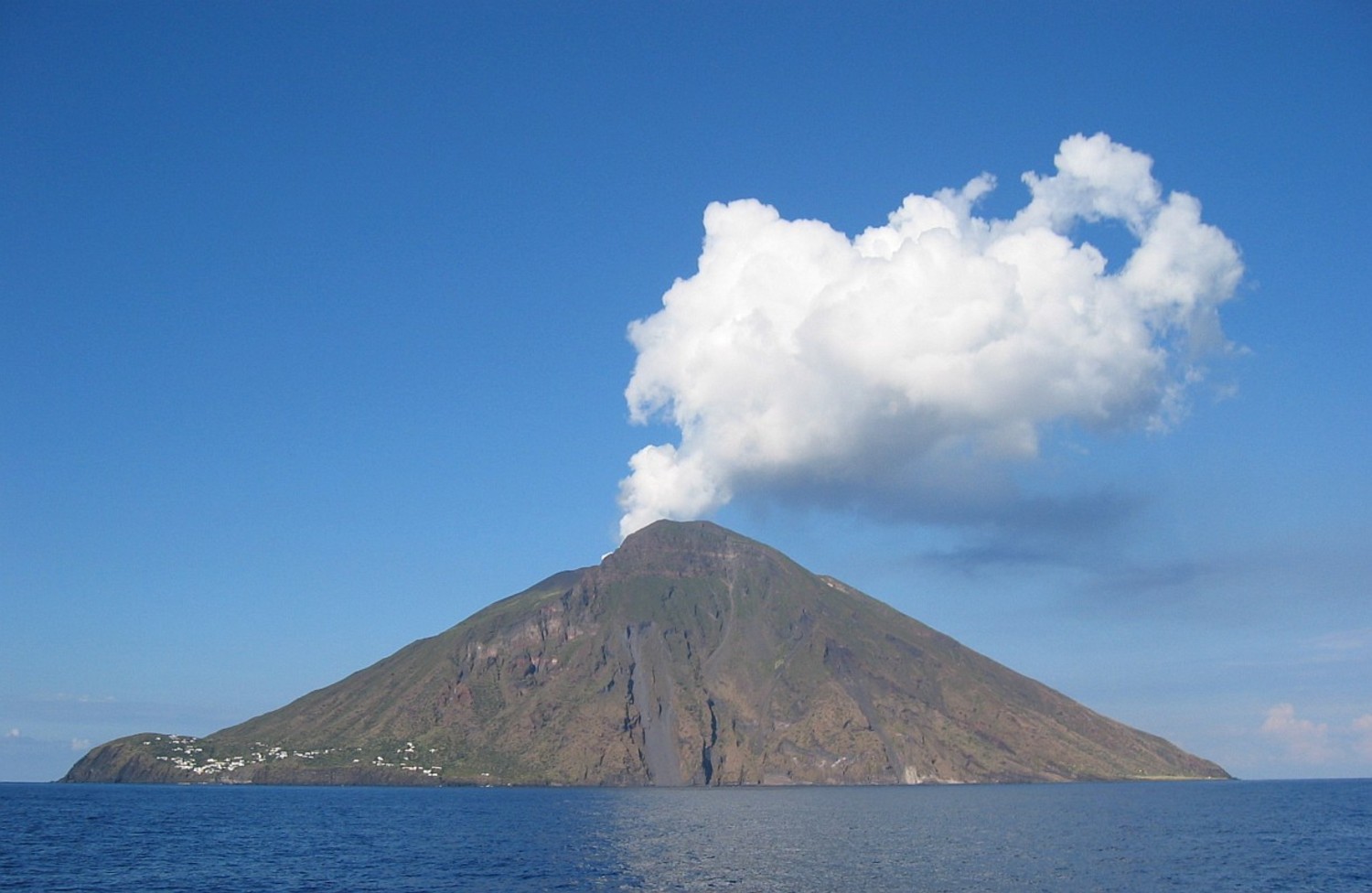 Volcanic eruptions of Stromboli in 2004
