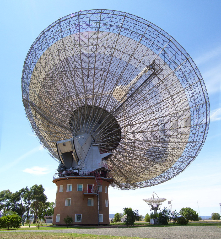 Parkes radio telescope viewed from the visitor's area.