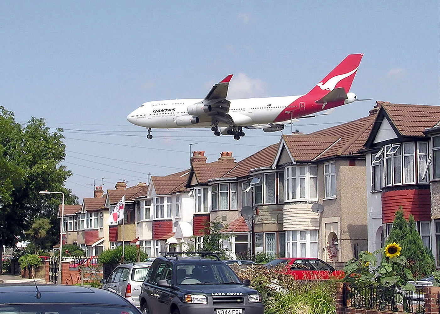 A Qantas Boeing 747-400 approaching runway 27L at London Heathrow Airport