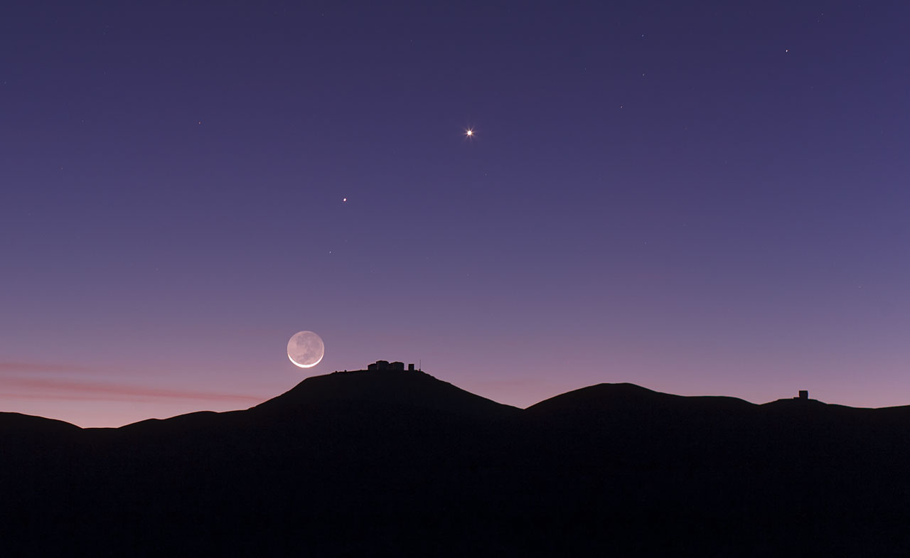 The crescent Moon and earthshine over ESO