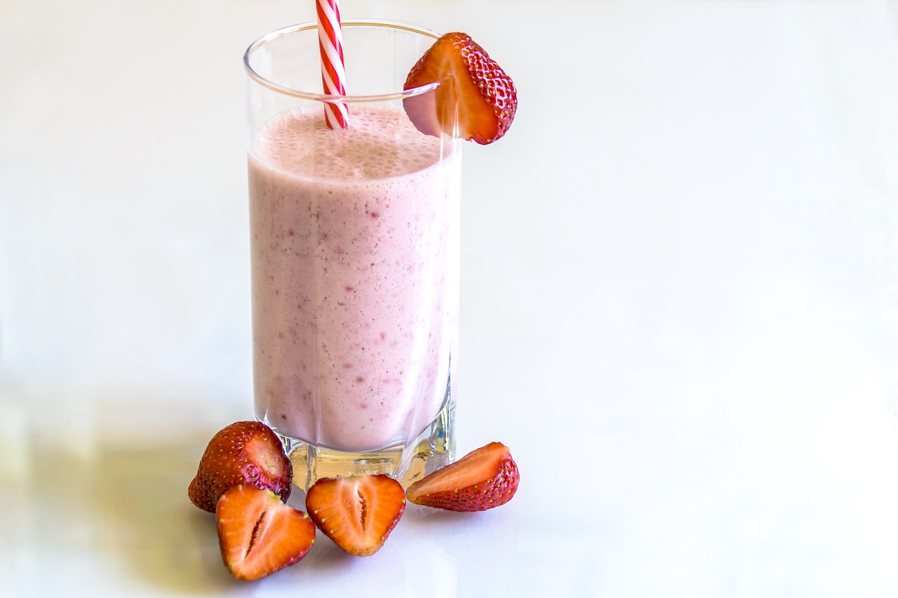 A kefir-containing strawberry smoothie.