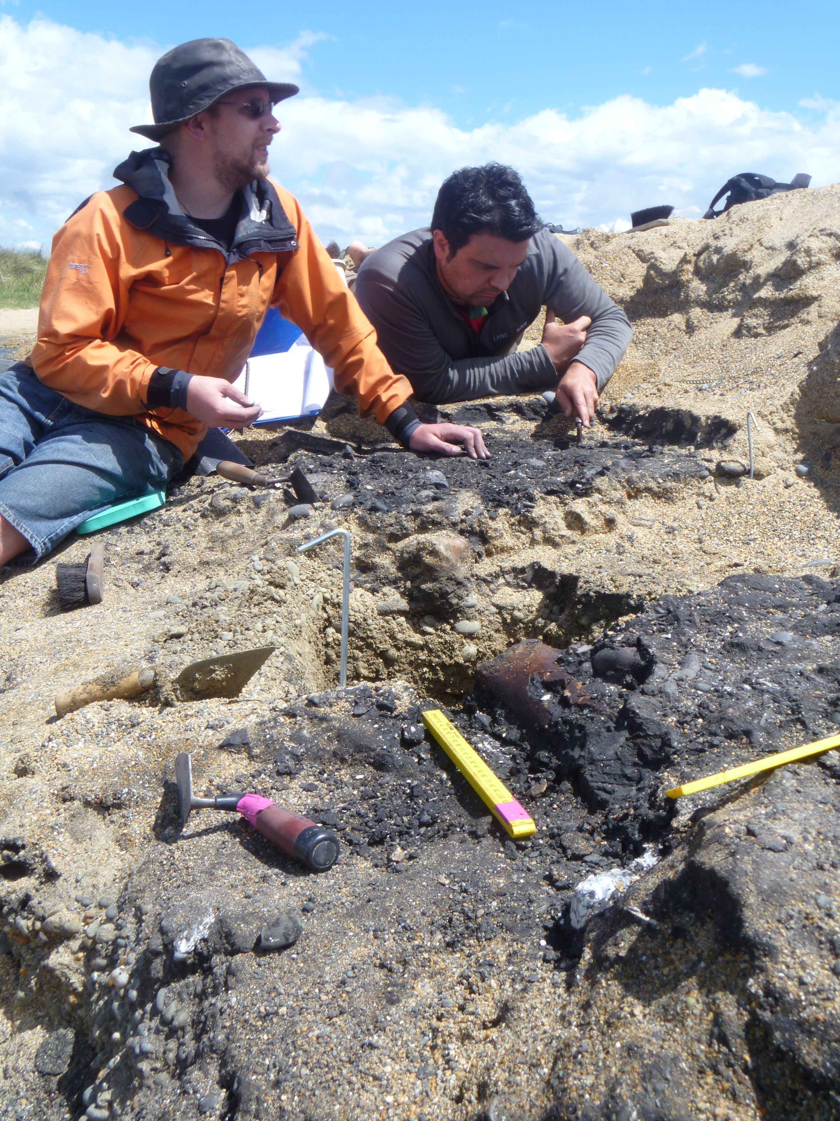 Nic Rawlence and Kyle Davis (Ngai Tahu iwi member) excavating a midden at Awamoa, New Zealand (Photo by Shar Briden)