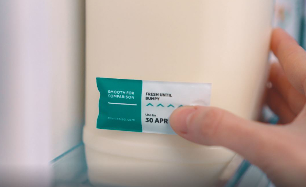 This new label mimics the product's decline in freshness by forming a bumpy surface.