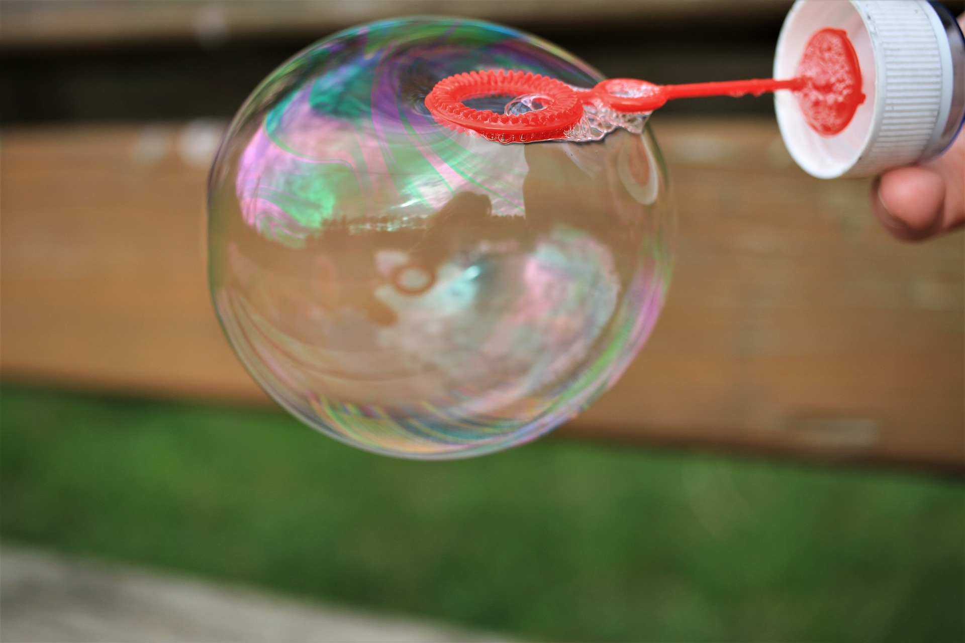 Почему в воде пузыри. Мыльные пузыри. Выдувание мыльных пузырей. Приспособления для выдувания мыльных пузырей. Надувает мыльные пузыри.
