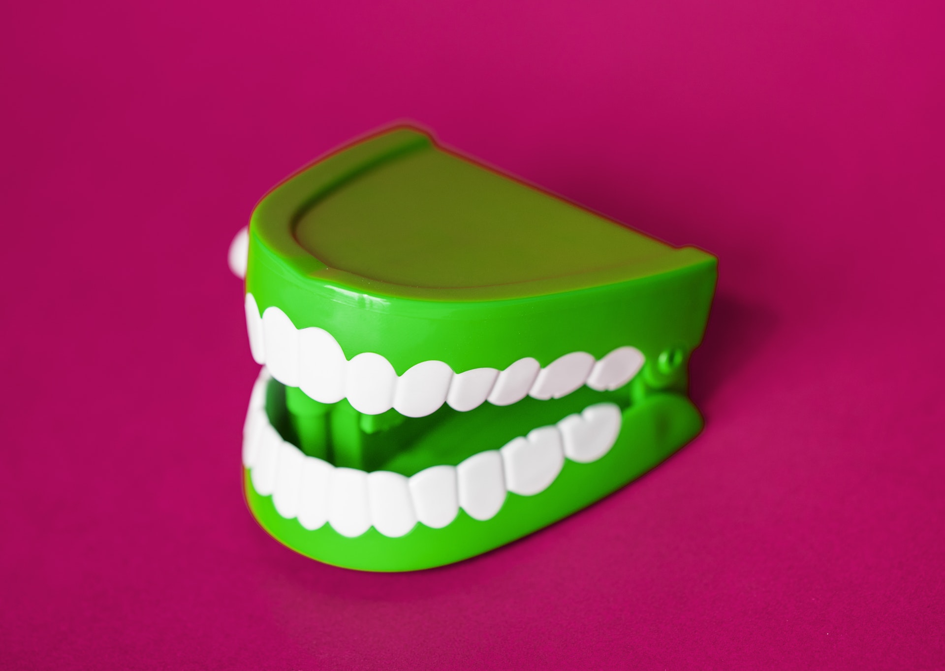 Green comedy chattering teeth
