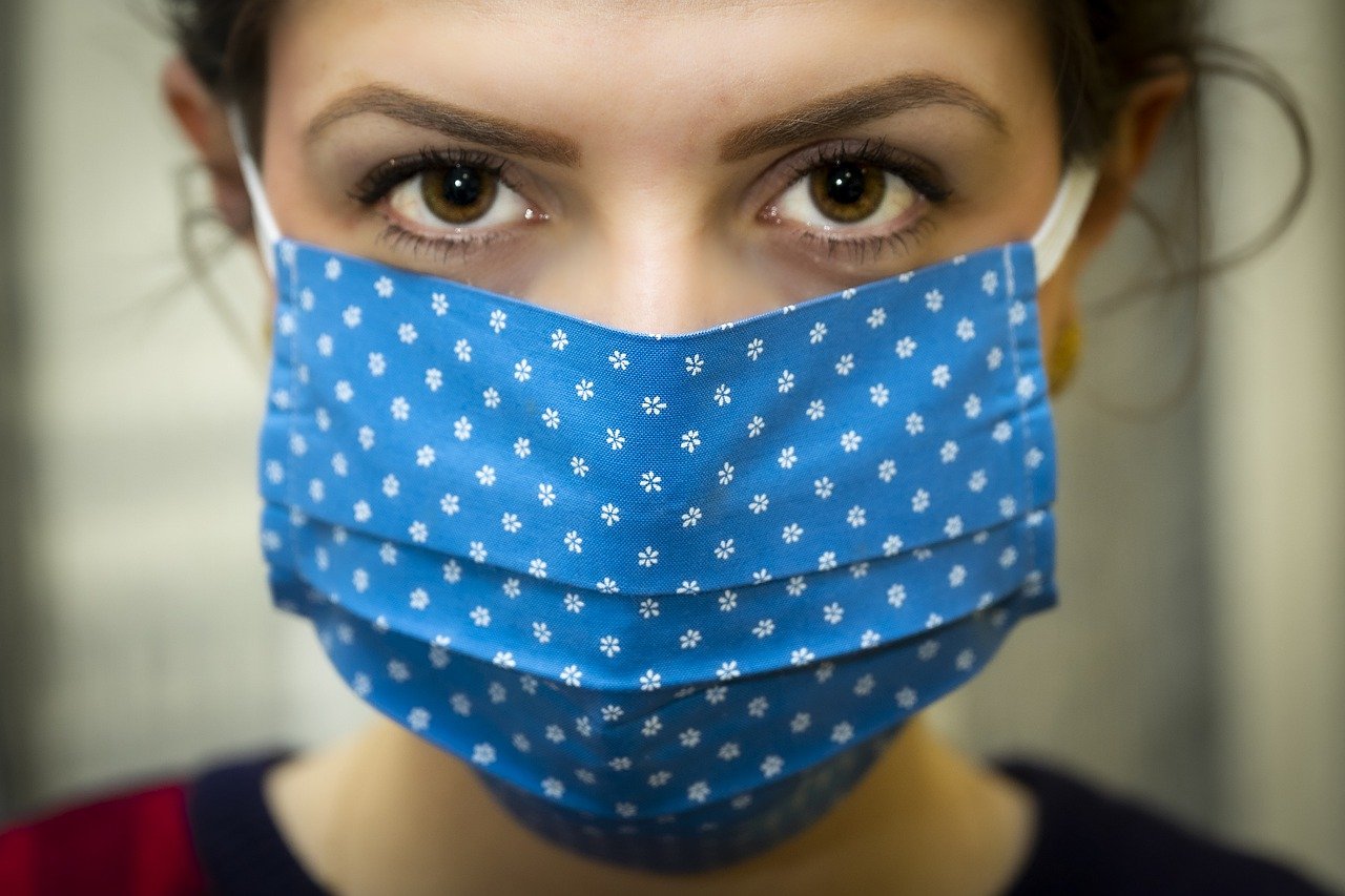 A woman wearing a facemask.