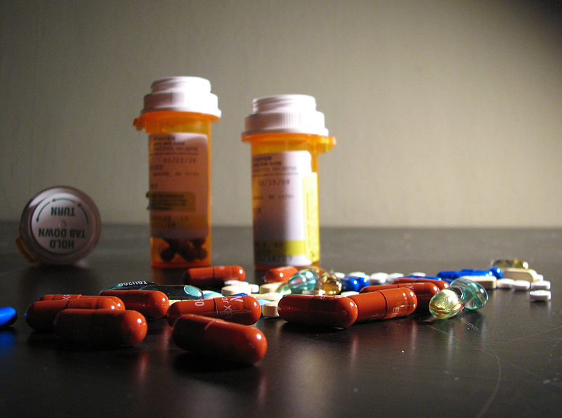  An assortment of drugs, including 150mg Effexor XR (by Wyeth Pharmaceuticals), 10mg dicyclomine (by Watson), 100 mg sertraline (generic), 25 mg Topamax (by McNeil), and 10 mg amitriptyline (generic) in addition to vitamin E gelcaps and some generic...