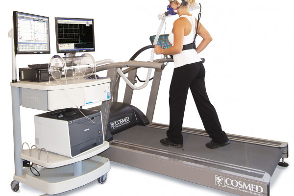 VO2 max measurement through a modern metabolic cart during a graded exercise test on a treadmill