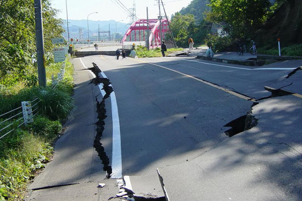 Damage to the Yamabe bridge in the 2004 earthquake at Chuetsu, Japan