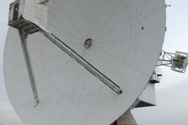 A photograph of the 25 metre steerable antenna at the Chilbolton Observatory.