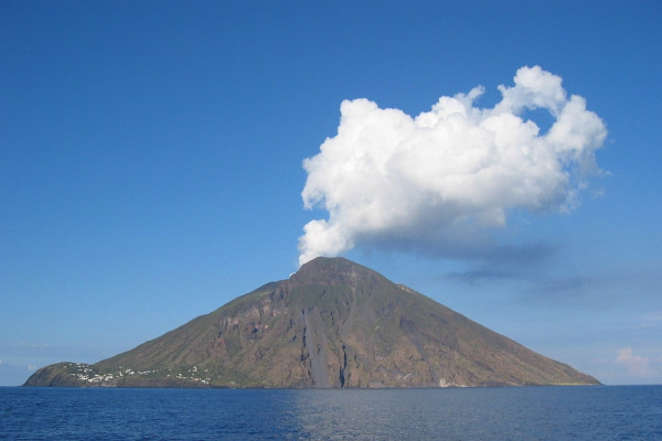 Volcanic eruptions of Stromboli in 2004