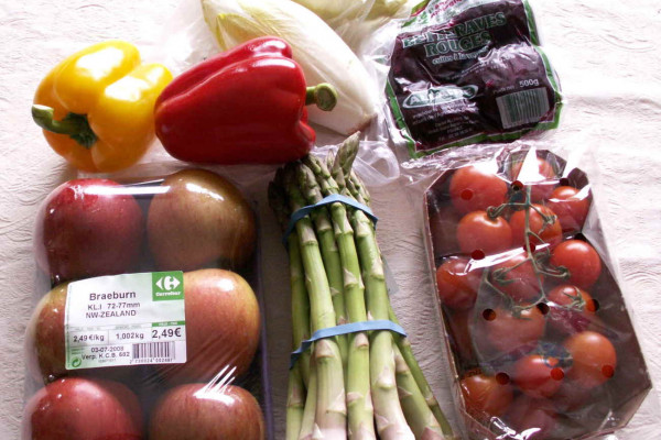 A picture of a collection of healthy (low-calorie) snacks. These include (from left to right): paprika, endives, beetroots, apples, asperges, and cherry tomatoes