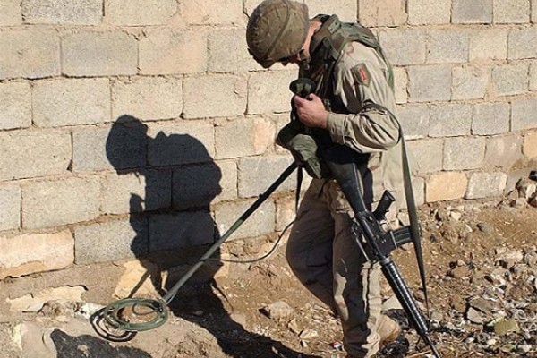 A U.S. Army soldier using a Schiebel AN 19/2 MOD7 metal detector