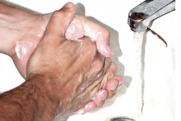 Person washing his hands