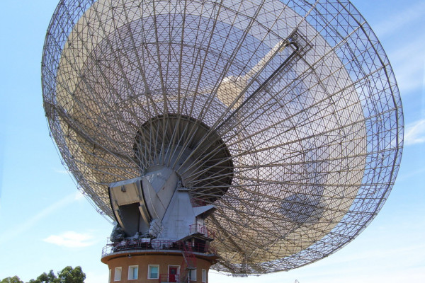 Parkes radio telescope viewed from the visitor's area.