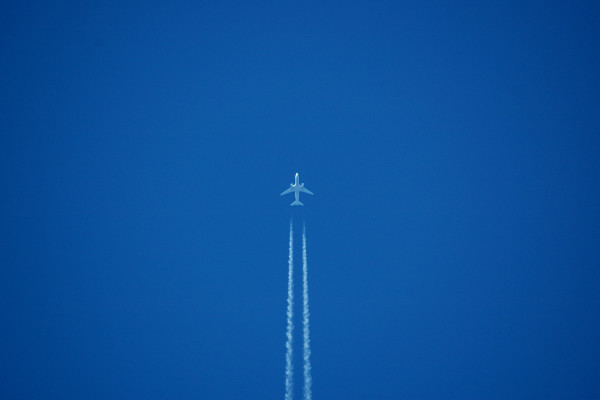 Jet contrail