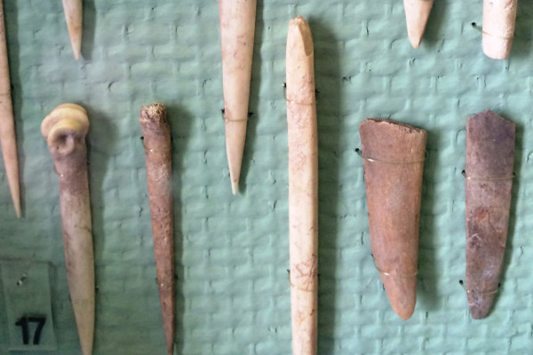 English: Bone Tools from the "Transdanubian" linear pottery culture period in Hungary, between 5400 BC and 4000 BC. Found near Budapest.