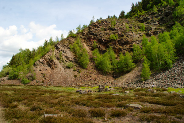 Magnetic fields are among the techniques being developed to extract metal particles from slags (stony waste matter).