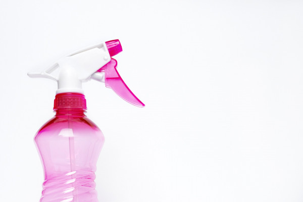 Cleaning product spray bottle