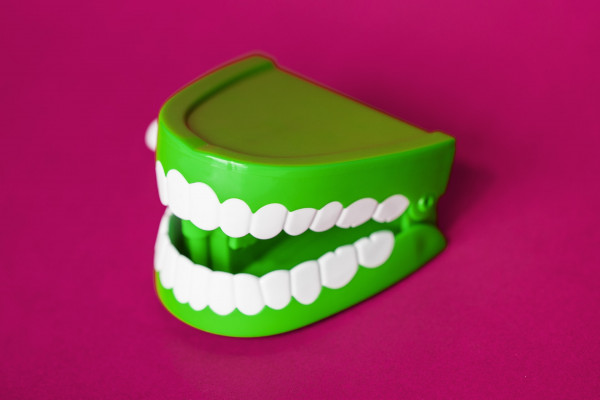 Green comedy chattering teeth