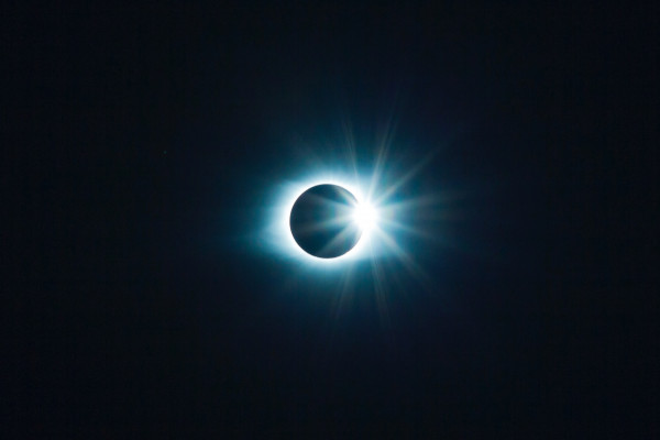 Image of the Sun's halo as moon passes by