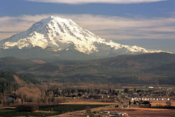 The community of Orting, Washington in 1994 with Mount Rainier (America’s most dangerous volcano) in the distance. The floor of the Puyallup and Carbon River valleys consist of about 1 to 5 m of Electron Mudflow deposits.