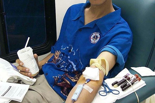 US-Navy Storekeeper 3rd Class Robert Franke donates blood