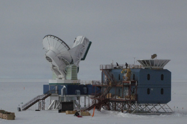  == {{int:filedesc}} == {{Information |Description ={{en|1=The Dark Sector Laboratory at [[:en:AmundsenâScott South Pole Station|AmundsenâScott South Pole Station]]. At left is the [[:en:South Pole Telescope|South Pole Telescope]]. At right is the...