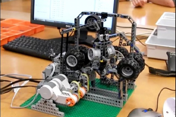 Lego steam engine model with govener feedback