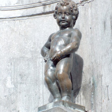 STATUE URINATING