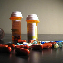  An assortment of drugs, including 150mg Effexor XR (by Wyeth Pharmaceuticals), 10mg dicyclomine (by Watson), 100 mg sertraline (generic), 25 mg Topamax (by McNeil), and 10 mg amitriptyline (generic) in addition to vitamin E gelcaps and some generic...