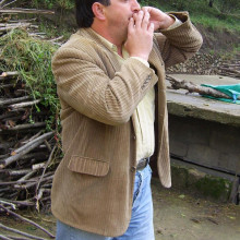 This picture shows a person whistling in the Turkish style.