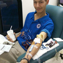 US-NAVY STOREKEEPER 3RD CLASS ROBERT FRANKE DONATES BLOOD US-Navy Storekeeper 3rd Class Robert Franke donates blood