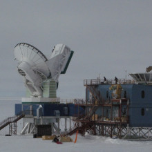  == {{int:filedesc}} == {{Information |Description ={{en|1=The Dark Sector Laboratory at [[:en:AmundsenâScott South Pole Station|AmundsenâScott South Pole Station]]. At left is the [[:en:South Pole Telescope|South Pole Telescope]]. At right is the...