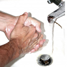 Person washing his hands