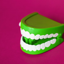 Green comedy chattering teeth
