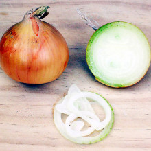 One whole and one cut onion (showing onion rings).