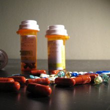  An assortment of drugs, including 150mg Effexor XR (by Wyeth Pharmaceuticals), 10mg dicyclomine (by Watson), 100 mg sertraline (generic), 25 mg Topamax (by McNeil), and 10 mg amitriptyline (generic) in addition to vitamin E gelcaps and some generic...
