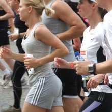 People running at the 2007 20 kilometer road race through Brussels.