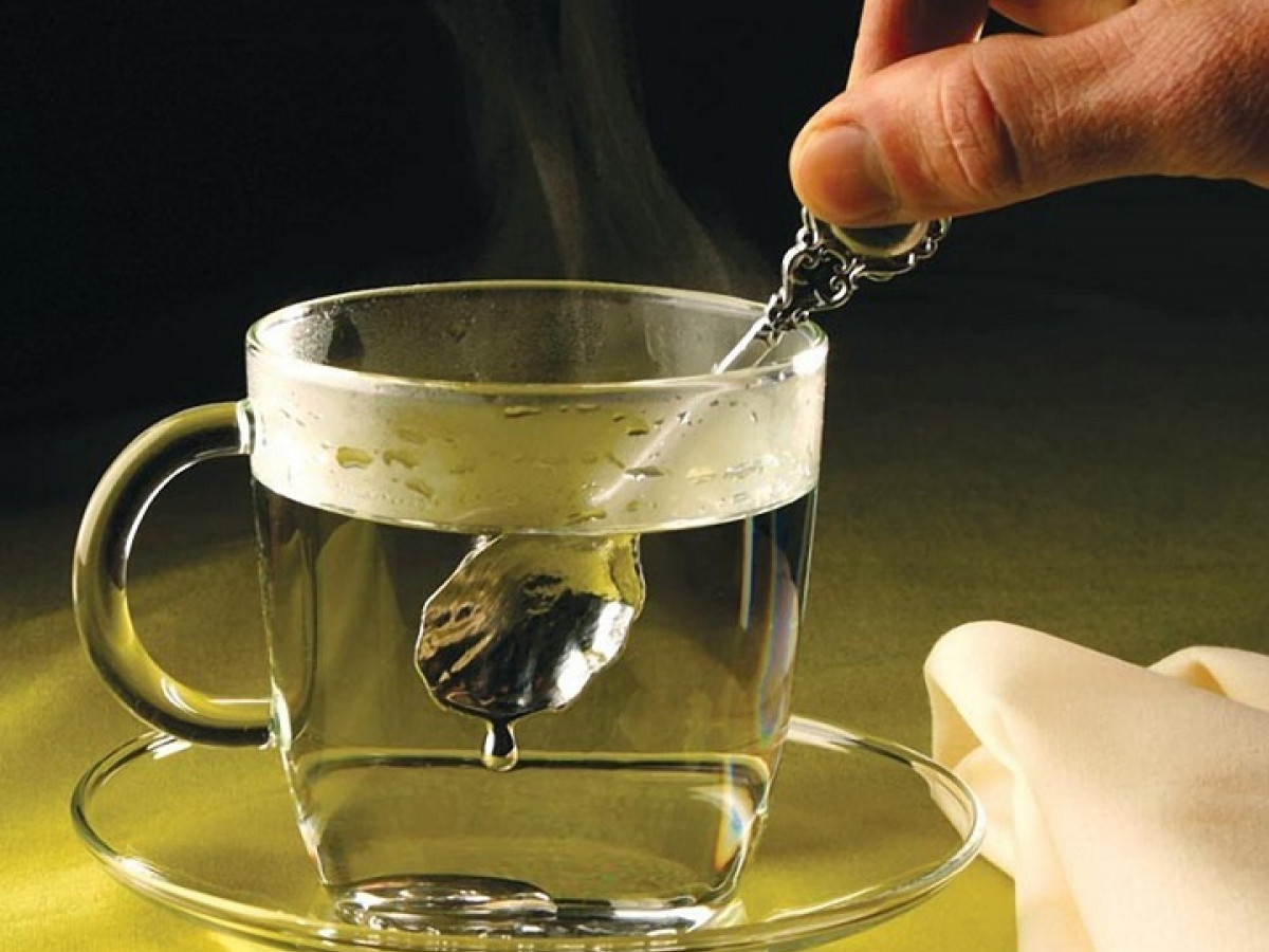 Пью чай с ложкой в кружке. Жидкий Галлий. Галлий ложка. Ложка из галлия в горячей воде. Чай с ложкой.
