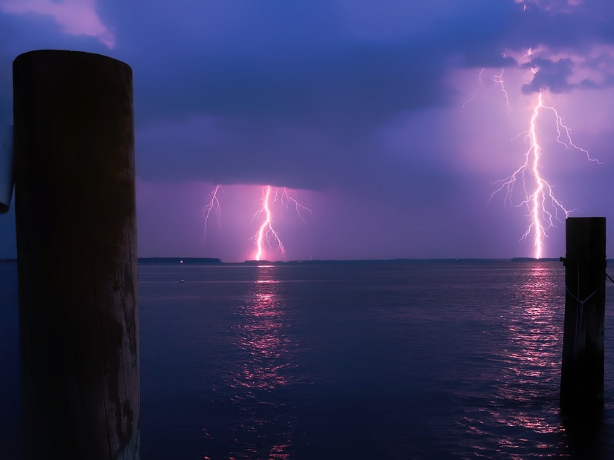 Do lightning strikes on the ocean kill fish? | Questions | Naked Scientists